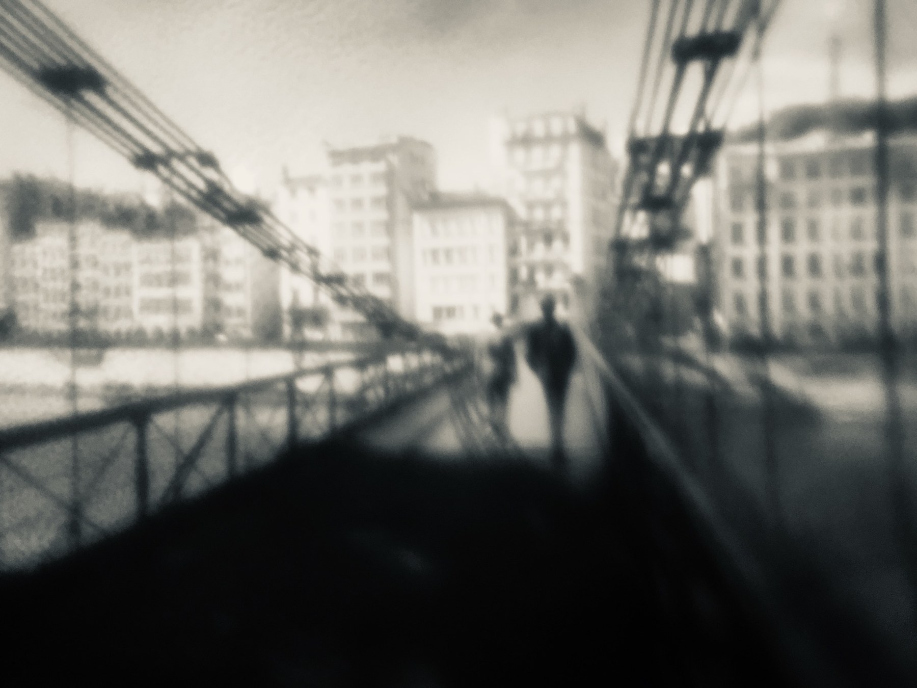 Passants sur une passerelle à Lyon, photographie au flou sensible